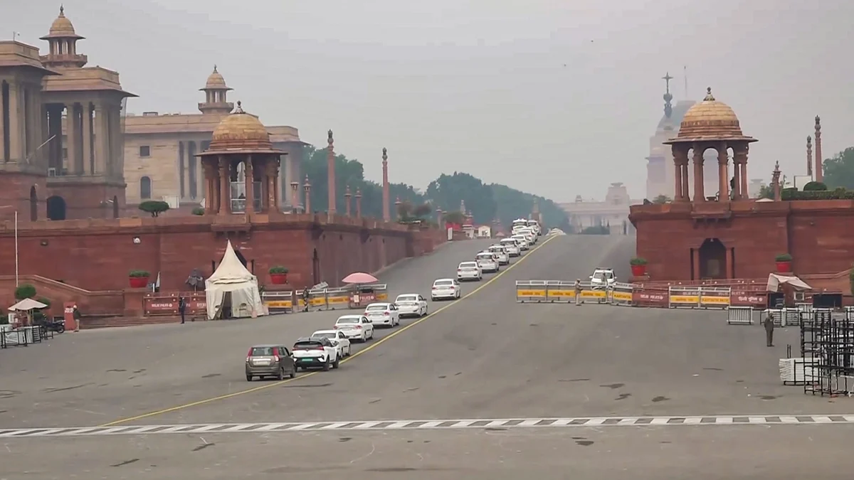 Finance minister Nirmala Sitharaman's motorcade en route to Rashtrapati Bhavan in New Delhi.