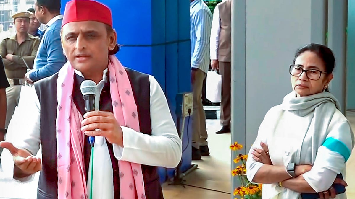 Mamata Banerjee and Akhilesh Yadav during a press conference in Kolkata on 27 January.