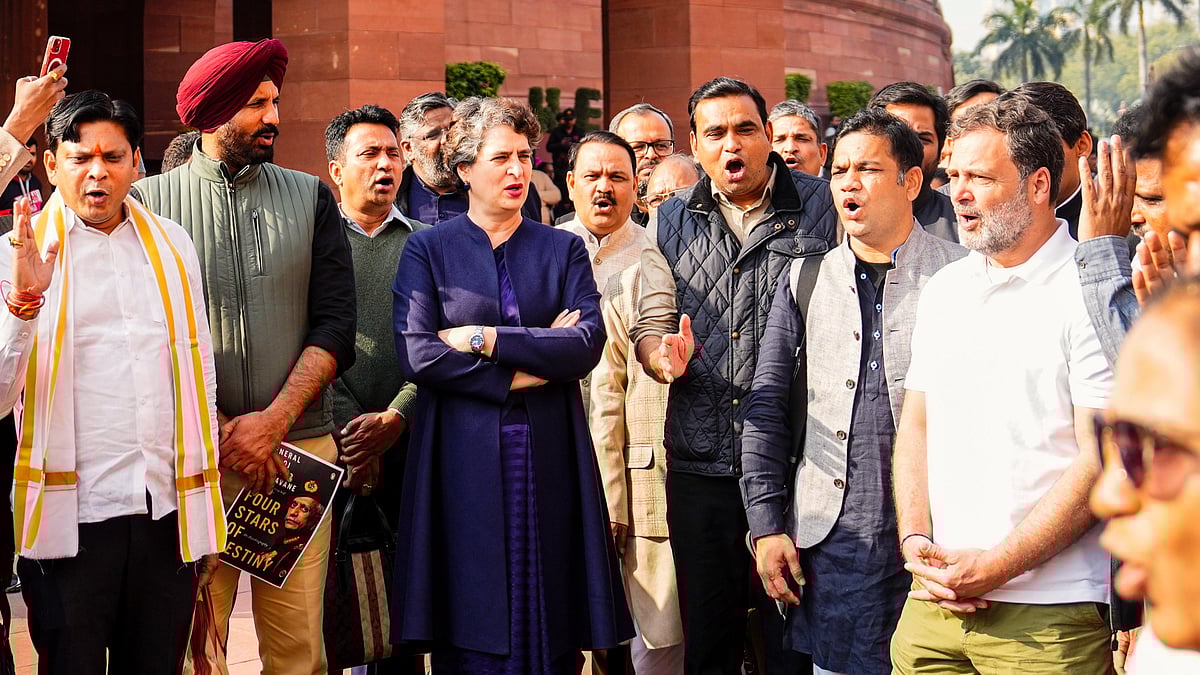 Rahul Gandhi and Priyanka Gandhi with the suspended MPs