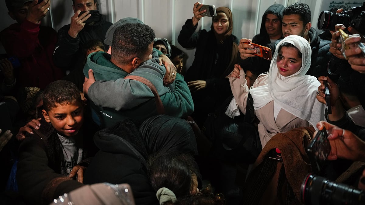 Returnees arrive at Nasser Hospital after 40 Palestinians were allowed into Gaza from Egypt, 4 Feb