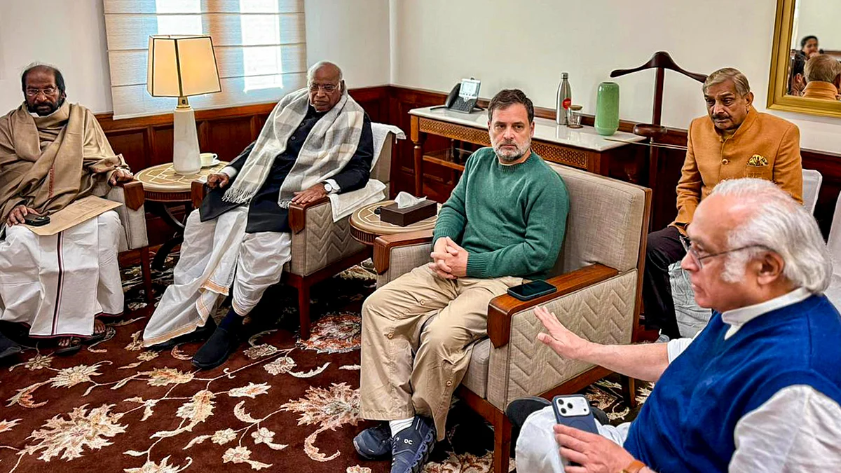 Rahul Gandhi and Mallikarjun  Kharge at a meeting in New Delhi