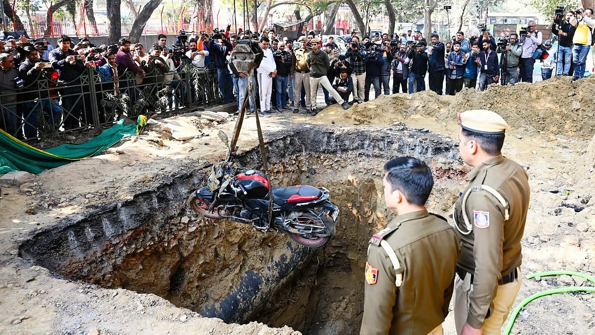 Police retrieve Kamal's bike from the ditch at Janakpuri, New Delhi, 6 Feb