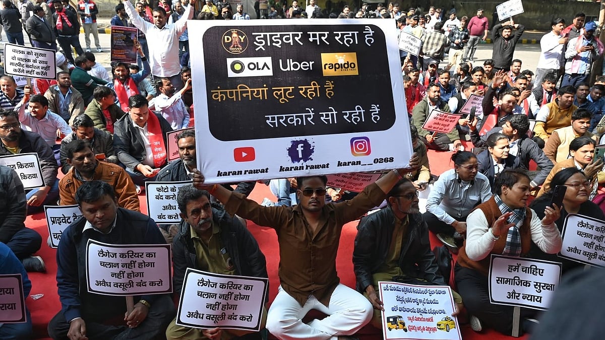 Ola and Uber taxi drivers from across India protest against the transport policy in New Delhi.