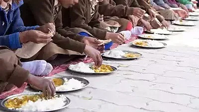 Representative image of school children eating mid-day meal.