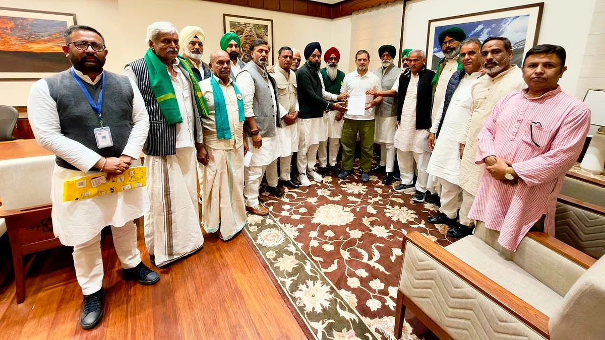 Rahul Gandhi (centre) with the farm union leaders