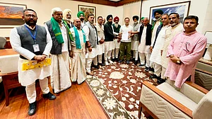 Rahul Gandhi (centre) with the farm union leaders