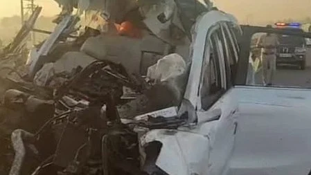 A damaged vehicle on Hoskote–Dabaspete National Highway. 