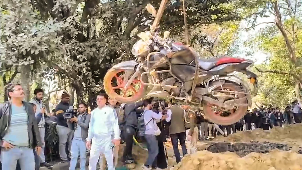 The victim's motorcycle being retrieved from the Delhi Jal Board pit, 6 Feb