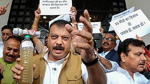 Congress leader Umang Singhar leads party MLAs in protest over Indore water contamination deaths