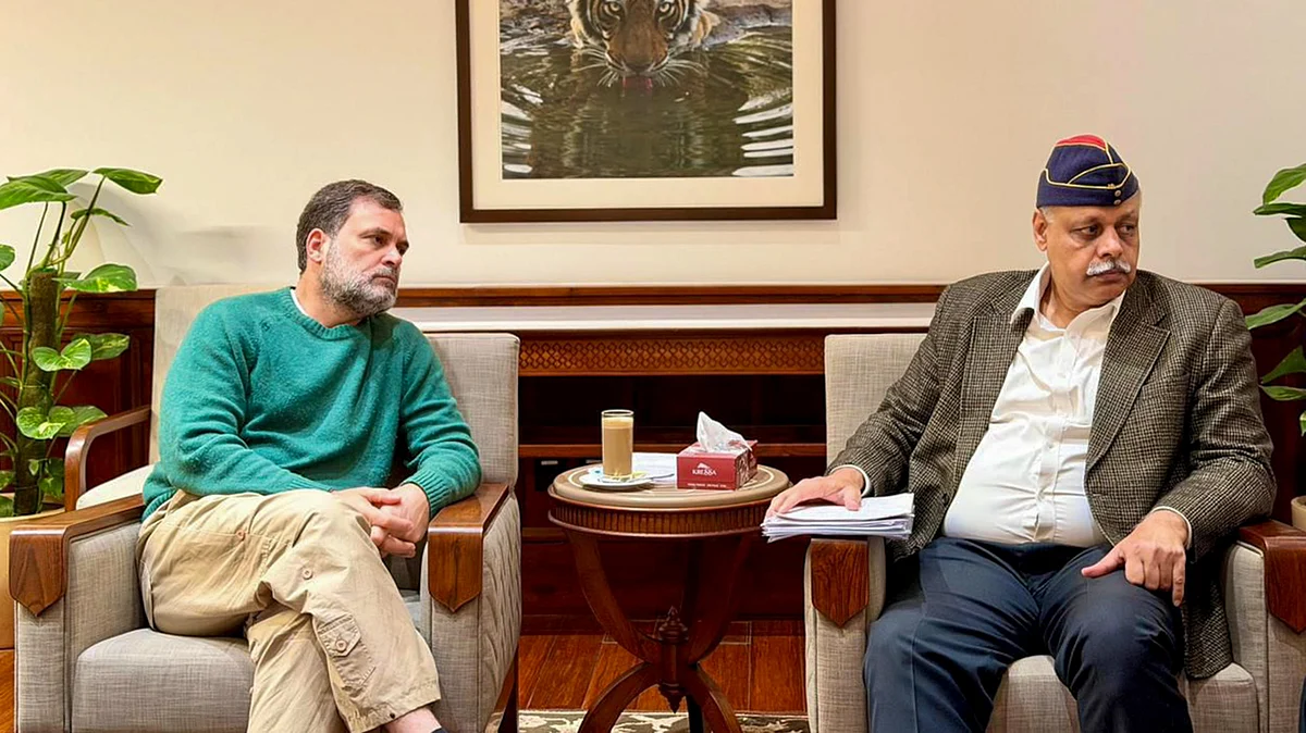 Rahul Gandhi meets a delegation of ex-servicemen at the AICC headquarters during Jan Sansad.