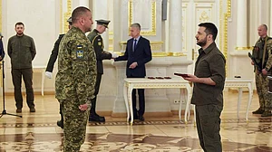 Valerii Zaluzhnyi in an interaction with President Volodymyr Zelenskyy.