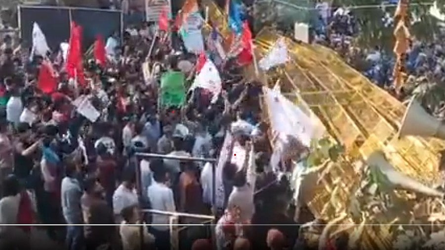 JNUSU protesters come up against police barricades