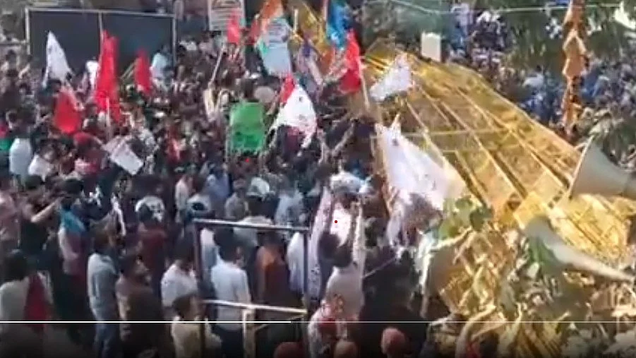 JNUSU protesters come up against police barricades