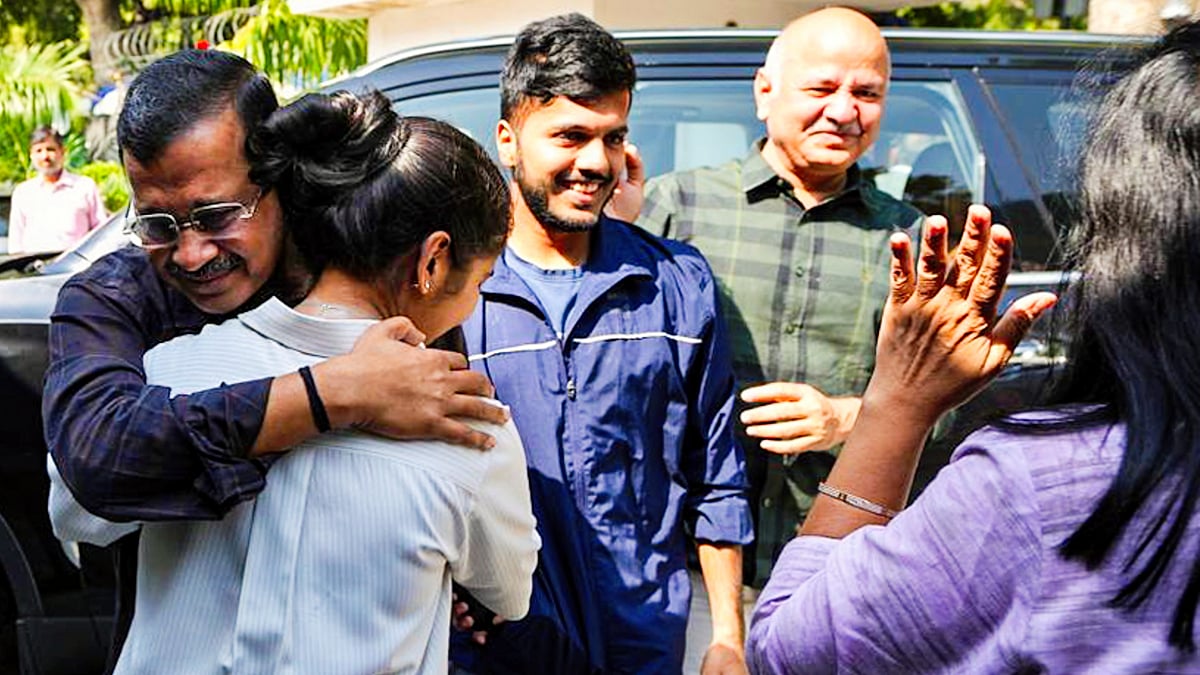 Arvind Kejriwal and Manish Sisodia celebrate with family members 