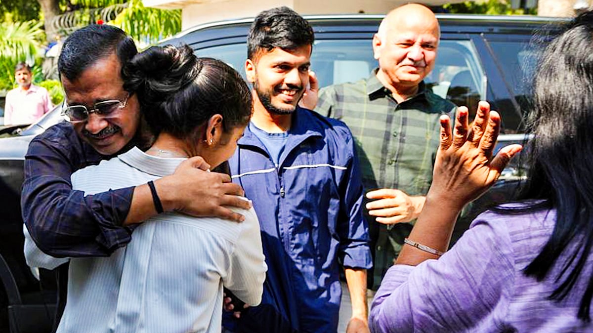 Arvind Kejriwal and Manish Sisodia celebrate with family members 