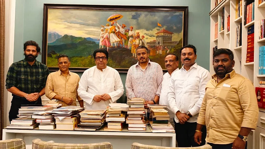Rohit Pawar and Raj Thackeray (centre) during their meeting