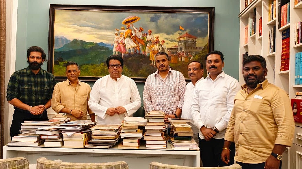 Rohit Pawar and Raj Thackeray (centre) during their meeting