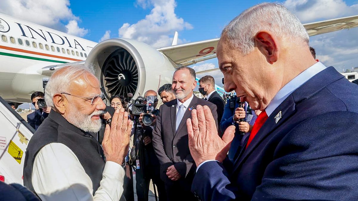 Modi being greeted by his Israeli counterpart Netanyahu as he concludes his visit to Israel.