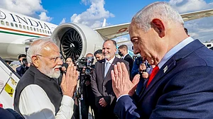 Modi being greeted by his Israeli counterpart Netanyahu as he concludes his visit to Israel.
