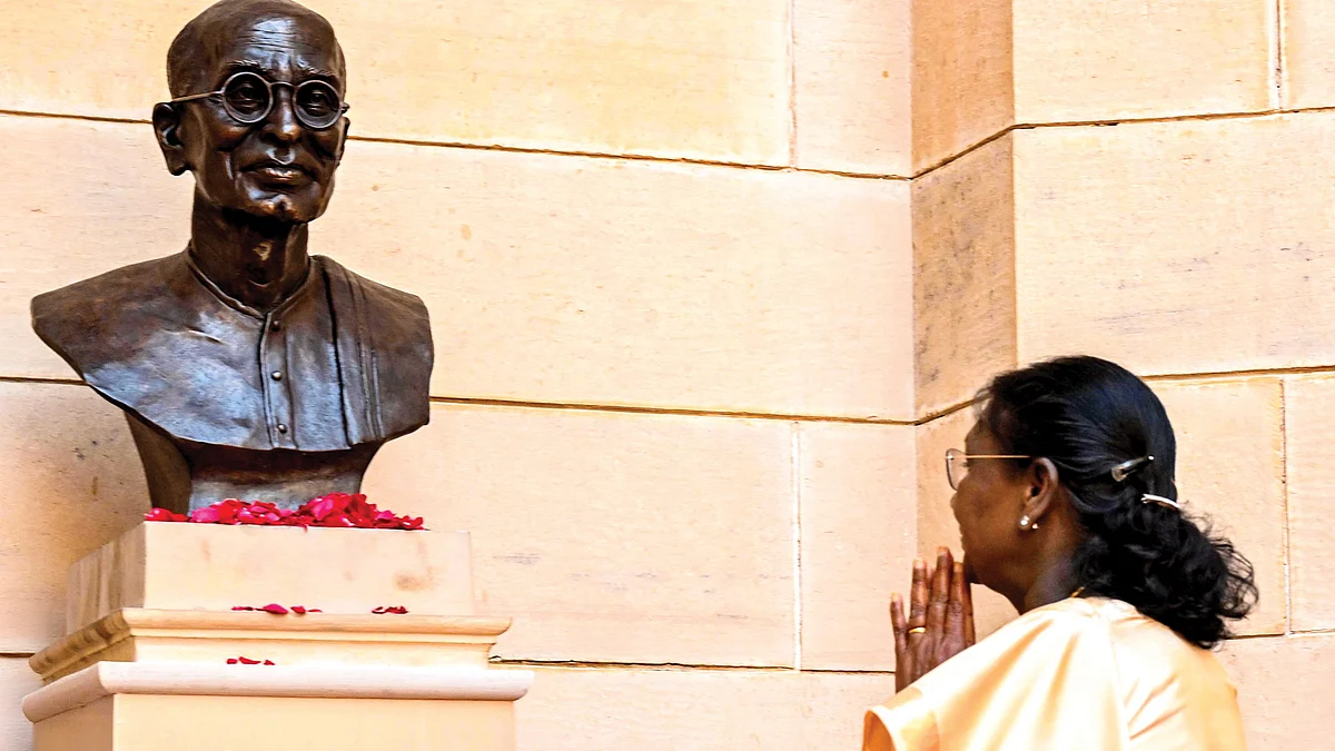 The newly installed bust of C. Rajagopalachari at Rashtrapati Bhavan