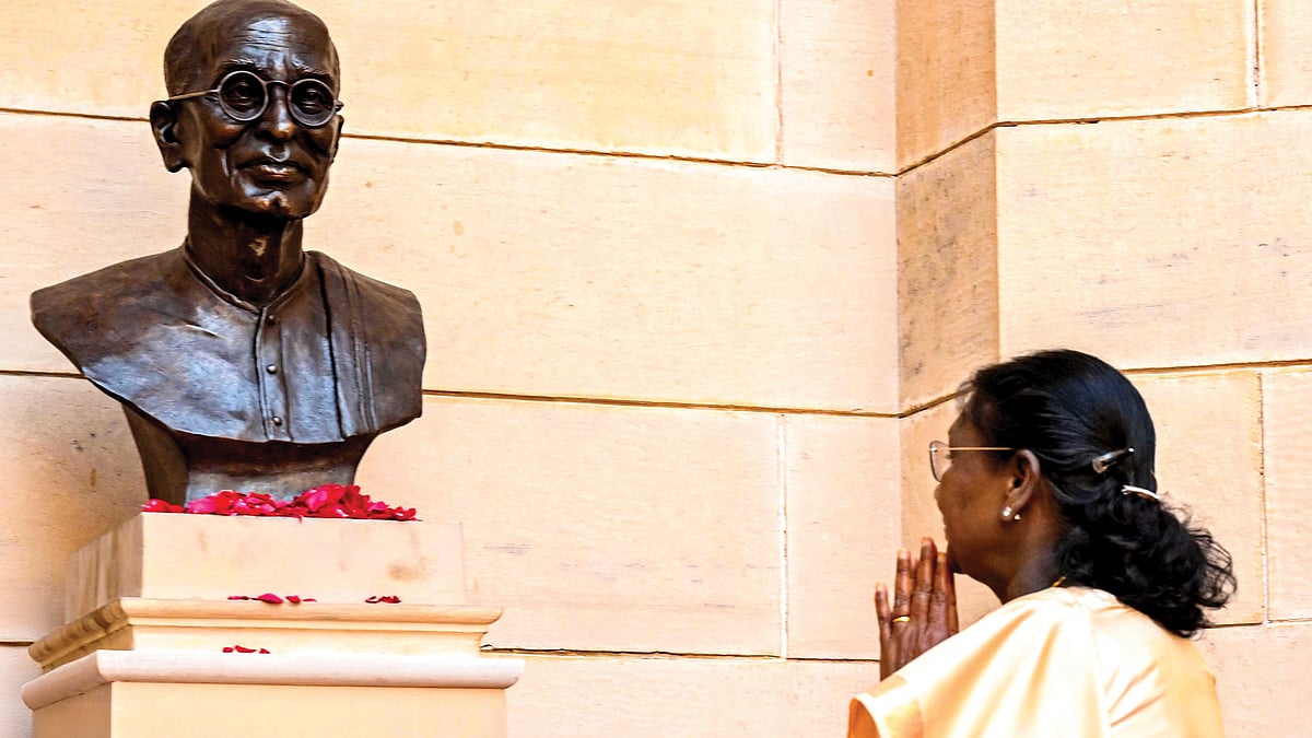 The newly installed bust of C. Rajagopalachari at Rashtrapati Bhavan