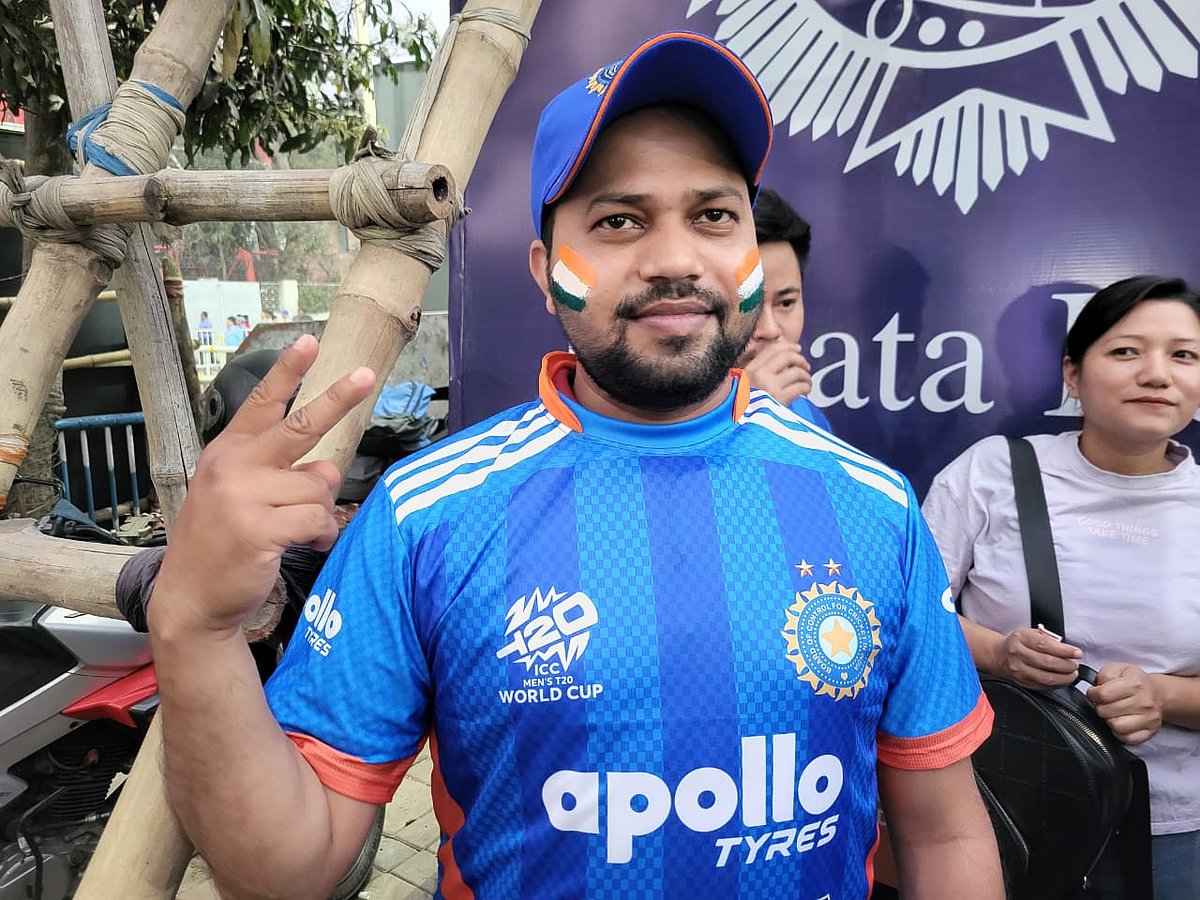 Bleeding blue: An Indian fan with the war paint