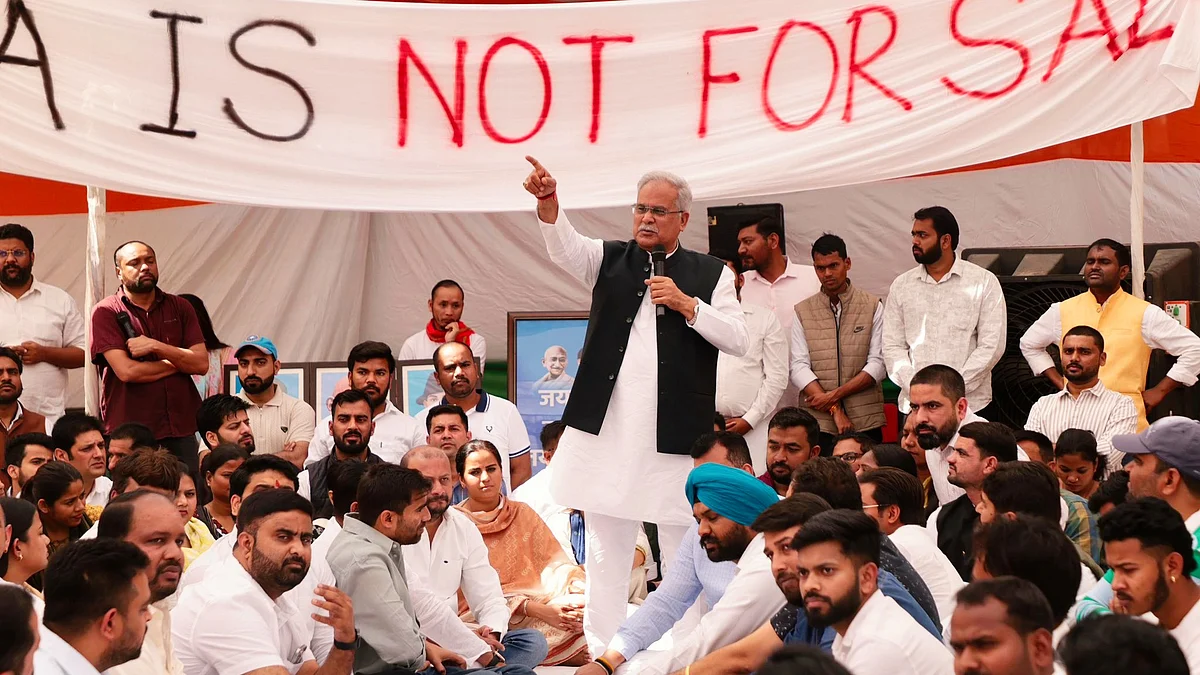 Former Chhattisgarh CM Bhupesh Baghel joins the IYC protest at the Press Club