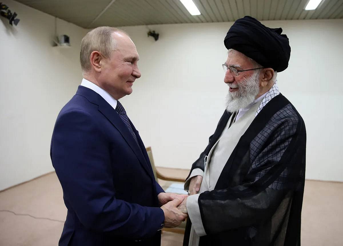 Vladimir Putin in a meeting with Iran's former Supreme Leader