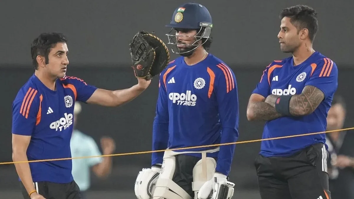 Gautam Gambhir talks strategy with skipper Suryakumar Yadav and Tilak Varma.