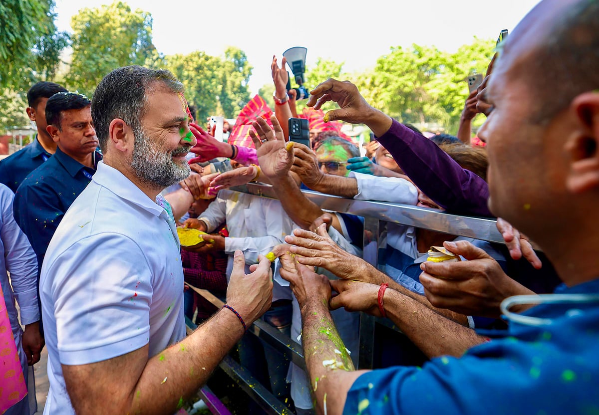 Rahul Gandhi enjoying Holi celebrations 