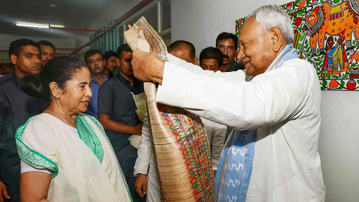 File photo of West Bengal CM Mamata Banerjee with Bihar CM Nitish Kumar 