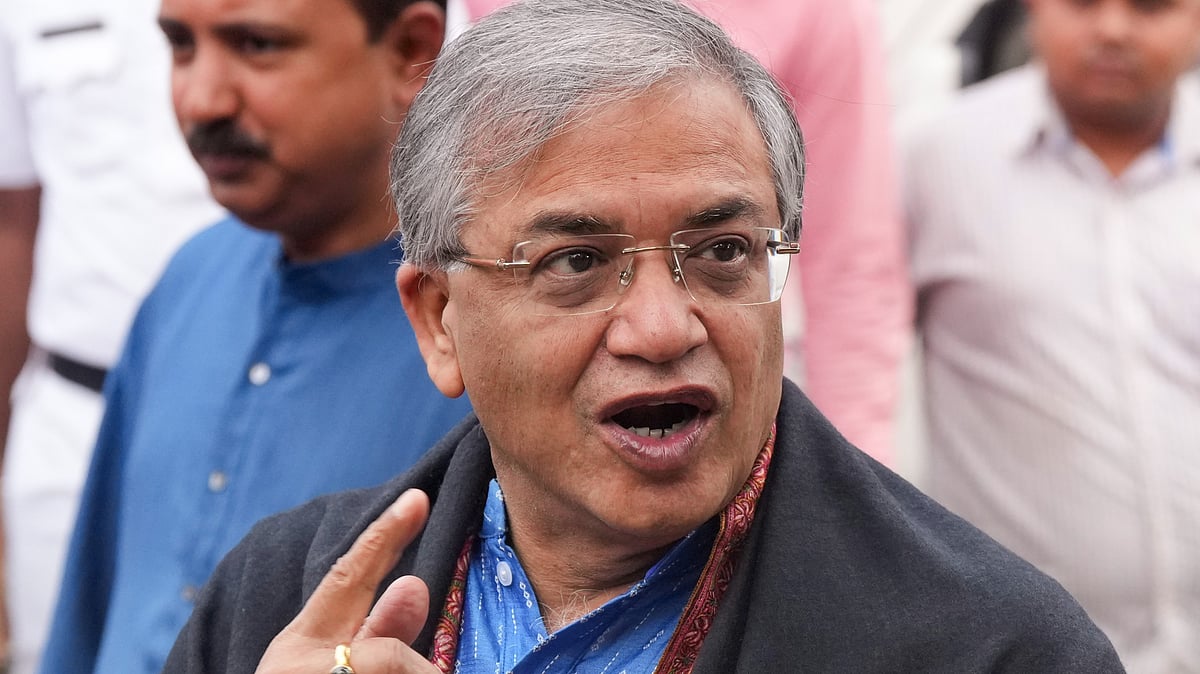Gyanesh Kumar visits the Kalighat temple in Kolkata.