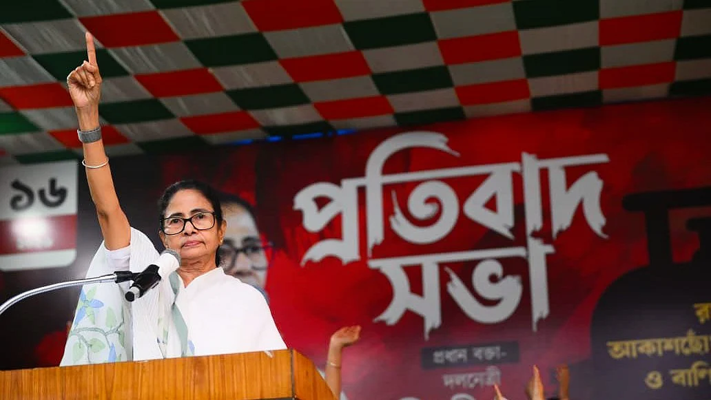 Mamata Banerjee addresses the rally in Kolkata