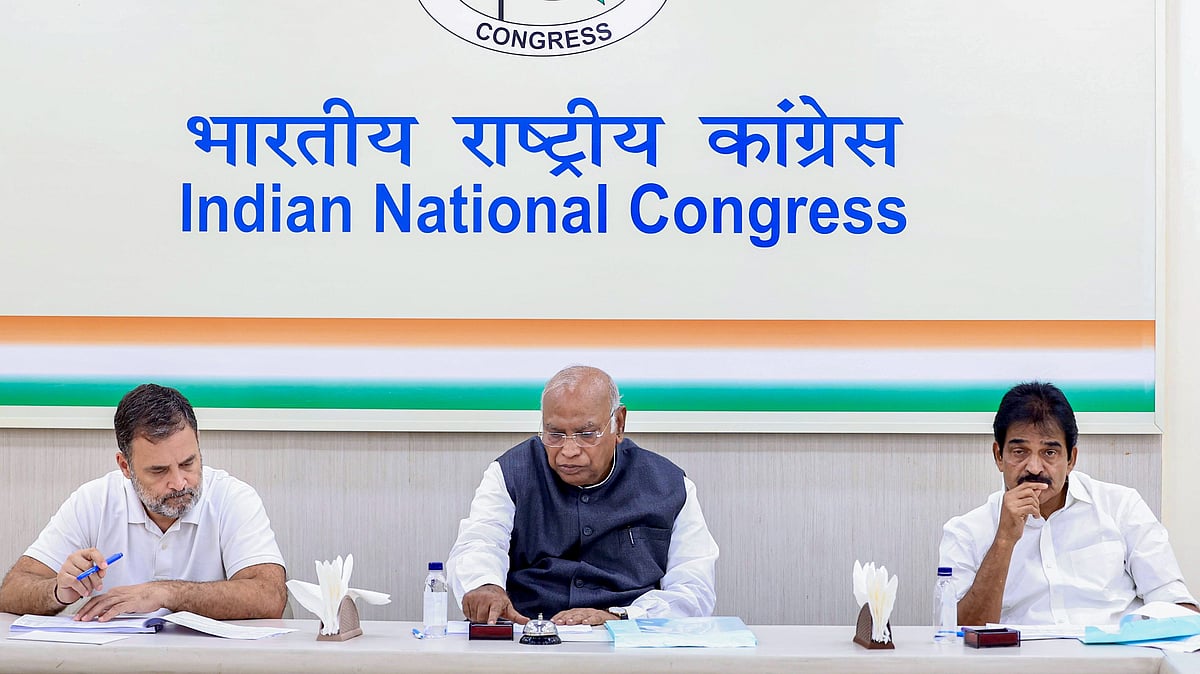 Congress President Mallikarjun Kharge, centre, with LoP in Lok Sabha Rahul Gandhi