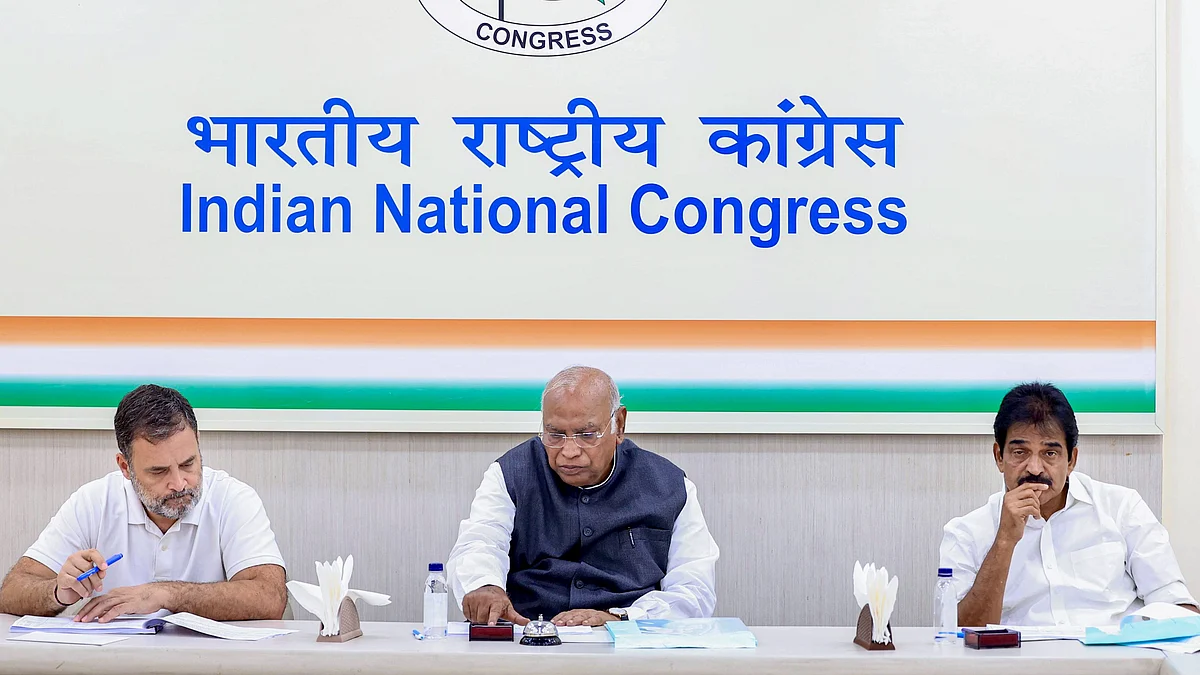 Congress President Mallikarjun Kharge, centre, with LoP in Lok Sabha Rahul Gandhi