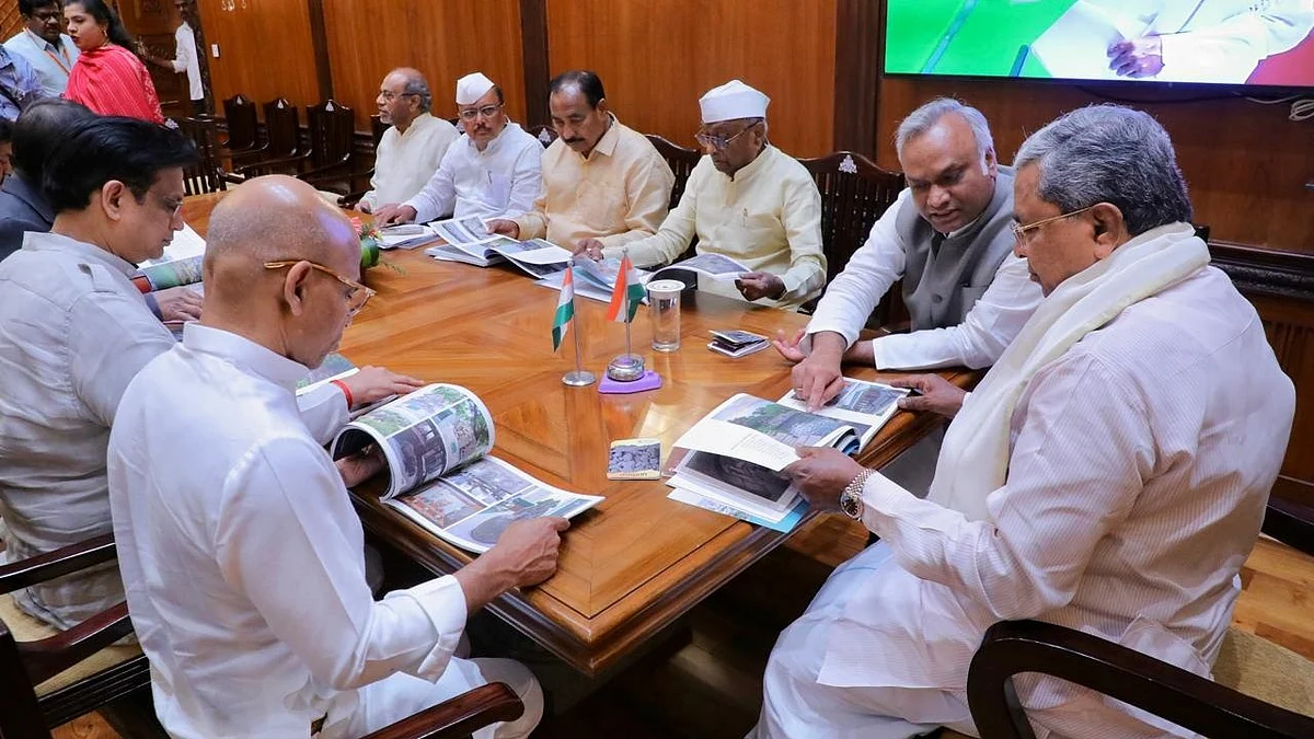 Siddaramaiah attends a meeting with other Congress leaders at Vidhana Soudha.