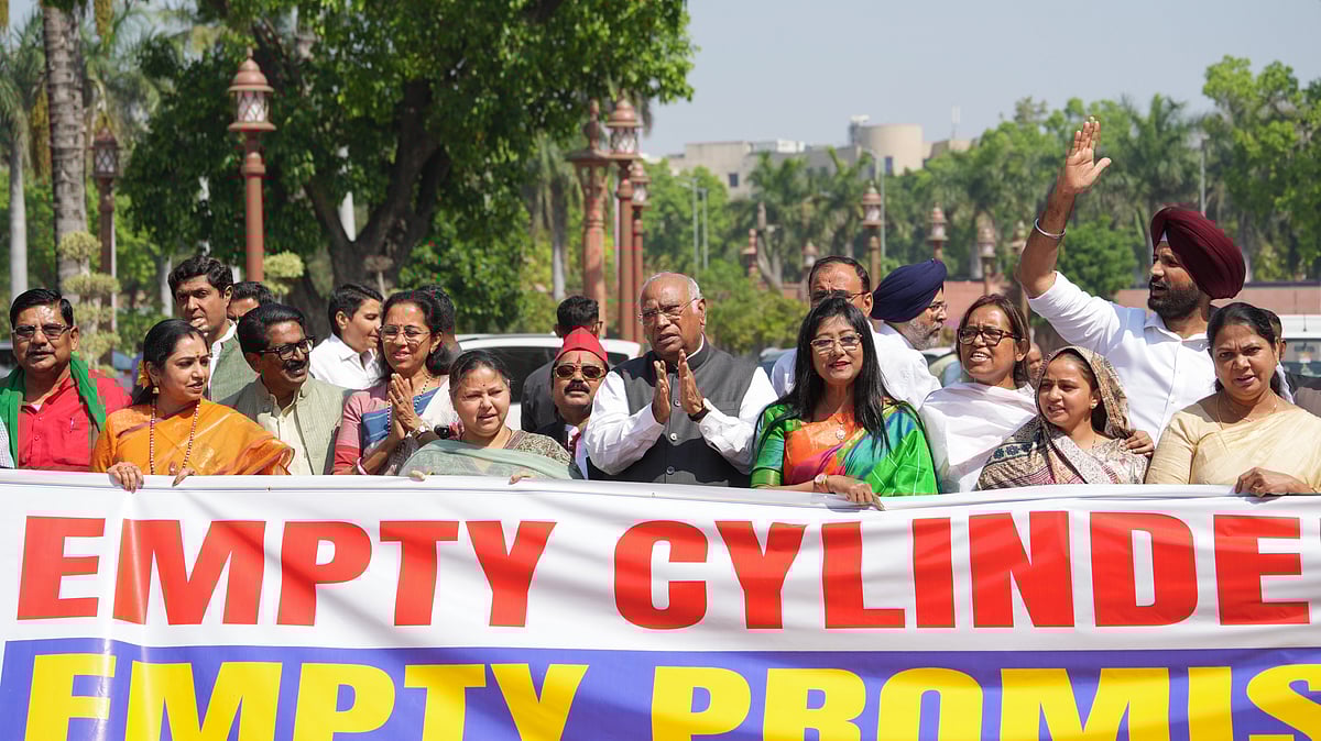 Congress president Mallikarjun Kharge and other MPs at the protest