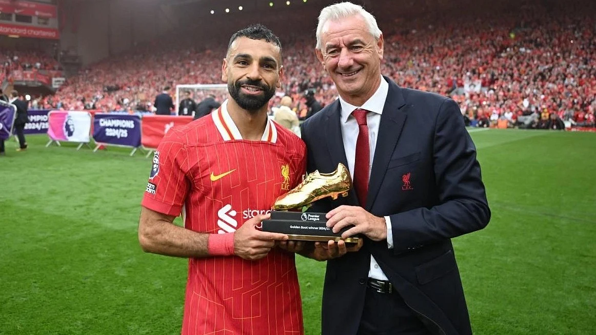 Mo Salah receives one of his EPL Golden Boots from the legendary Ian Rush