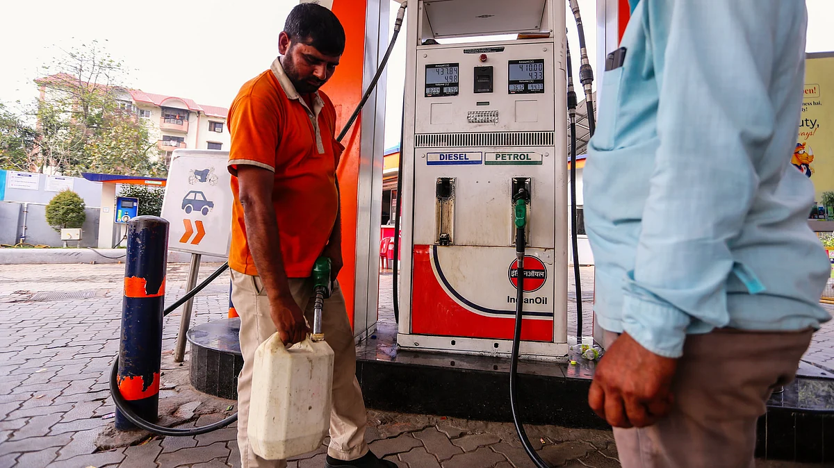 A worker fills a container at a petrol pump amid fuel shortage in Prayagraj, Uttar Pradesh, 27 March