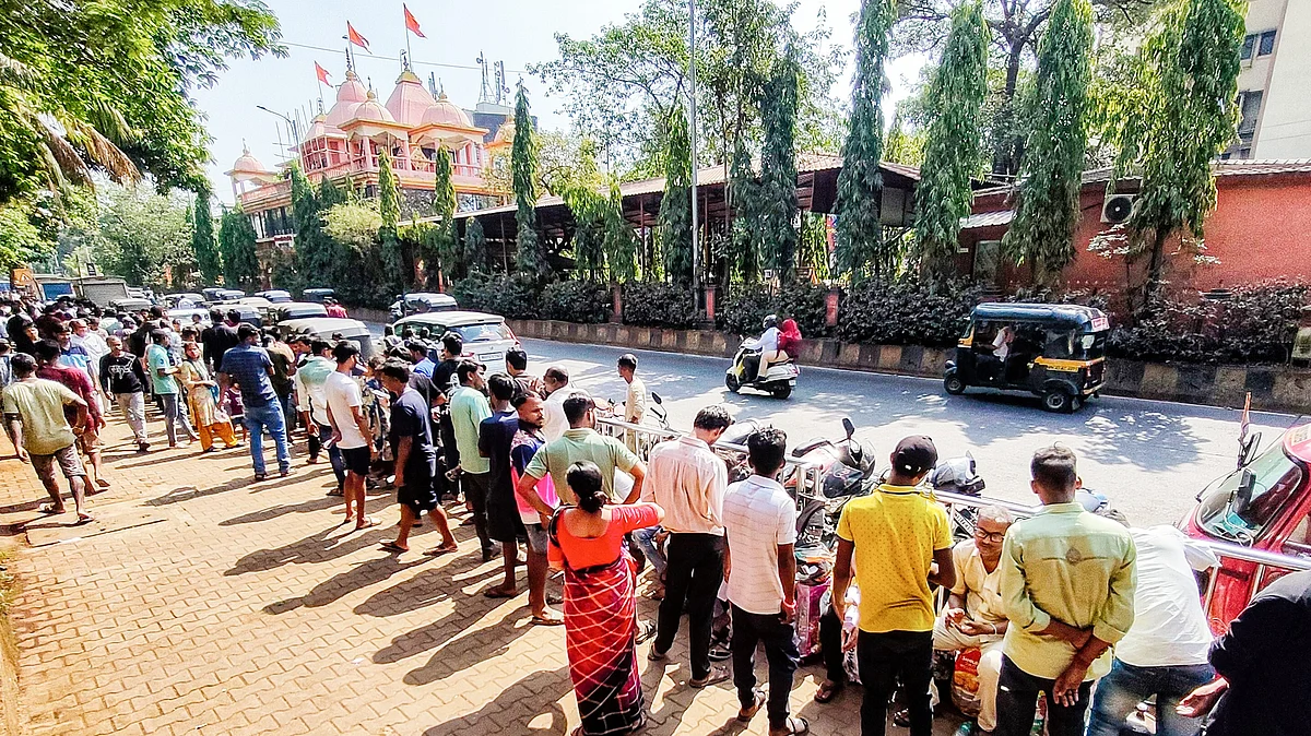 People wait with empty LPG cylinders in Navi Mumbai, 30 March