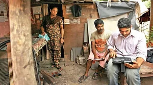 Citizens can also give information through self-enumeration in 16 languages.