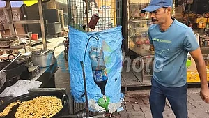 Prayagraj vendor cooks using waste engine oil.