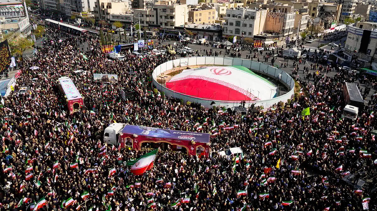 Mourners at a funeral for Navy chief Alireza Tangsiri and others killed in Israeli strikes, 1 Apr