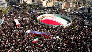 Mourners at a funeral for Navy chief Alireza Tangsiri and others killed in Israeli strikes, 1 Apr