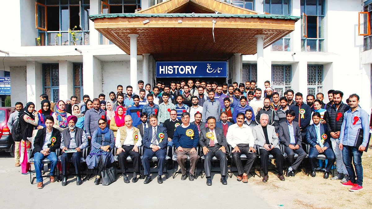 A faculty-plus-students photo-op at Jammu University’s history department