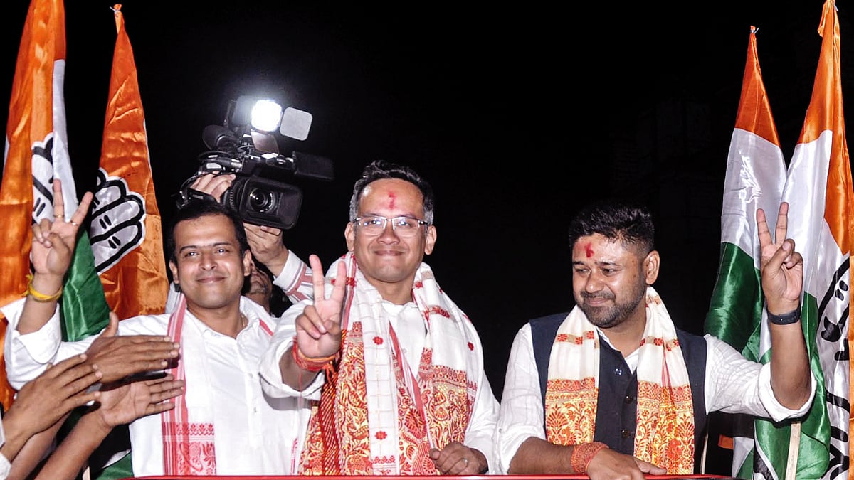 Assam Congress chief Gaurav Gogoi (C) and AJP's Lurinjyoti Gogoi (R) at a roadshow in Guwahati, 3 April