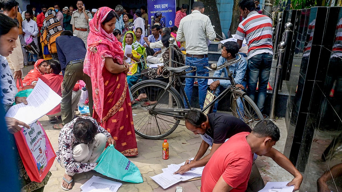 People gather before a special tribunal in Balurghat, Dakshin Dinajpur district, 6 April