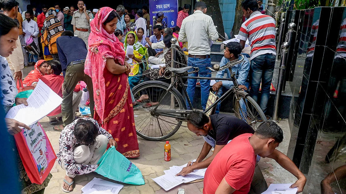 People gather before a special tribunal in Balurghat, Dakshin Dinajpur district, 6 April