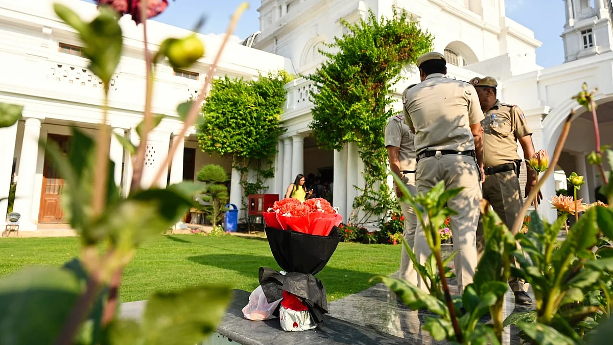 The bouquet placed in front of the speaker's office