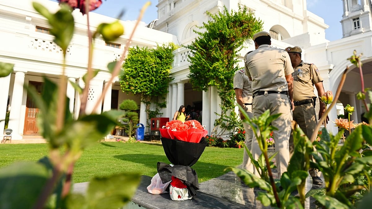 The bouquet placed in front of the speaker's office